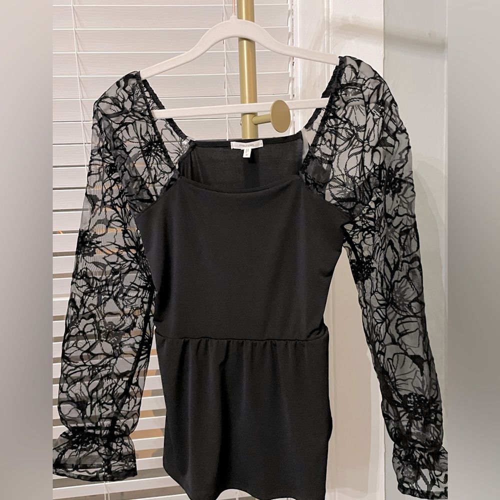 NWOT Maurice’s size small blouse with lace sleeves